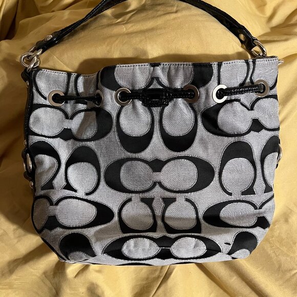 COACH PoPPy - EUC bucket bag patent leather trim and handle - Picture 4 of 5